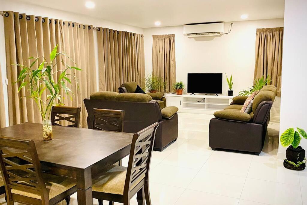 Lovely 4-Bedroom Holiday Home With Free Parking. Lautoka Esterno foto