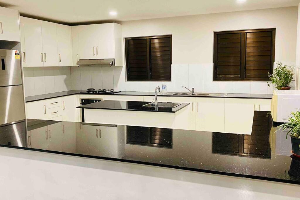 Lovely 4-Bedroom Holiday Home With Free Parking. Lautoka Esterno foto